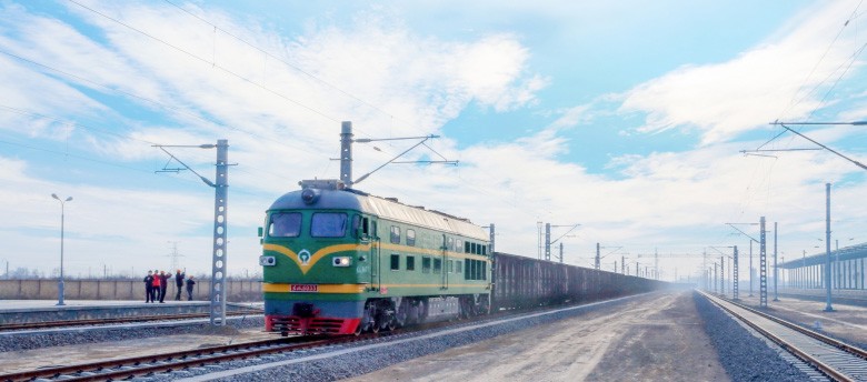 蒲城清潔能源首列運煤車進廠(圖1)